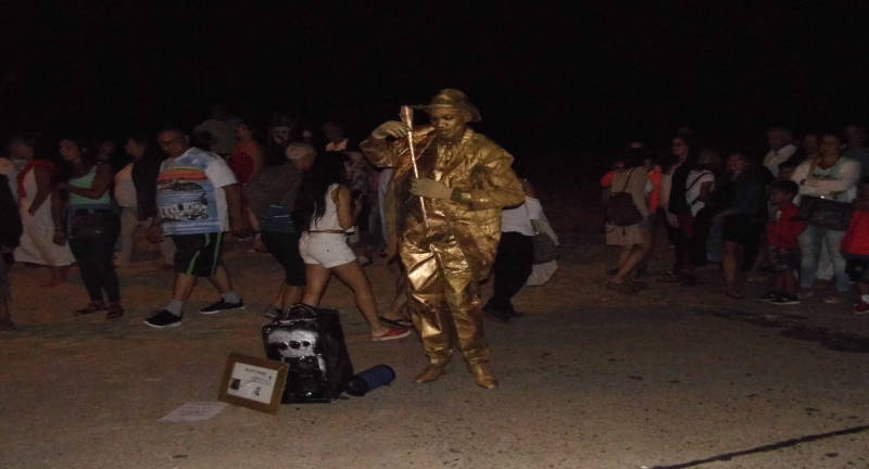 Estatua viviente dorada, representando un bailarín de jazz.