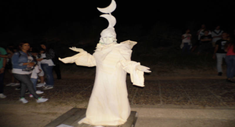 Estatua viviente, representando a la luna.