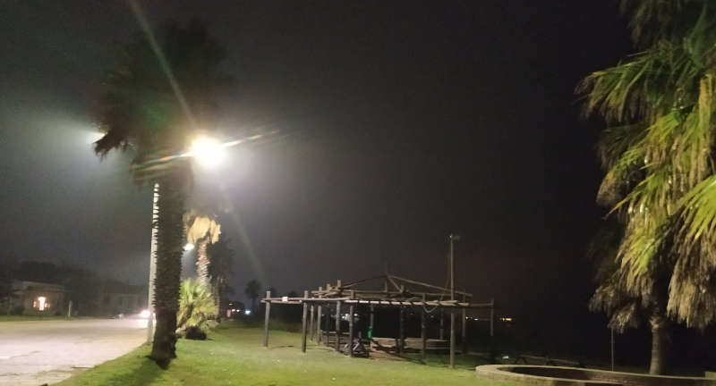 Foto de luminarias LED instaladas en el balneario La Floresta.