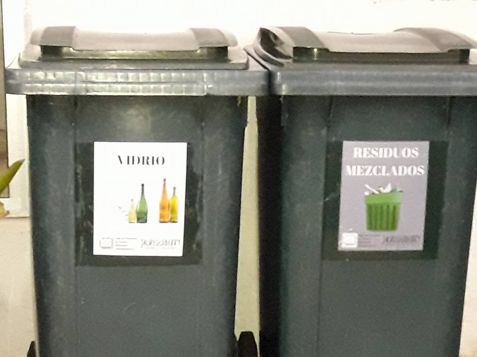 Foto de los contenedores instalados en la sede de la Liga de Fomento de Jaureguiberry.