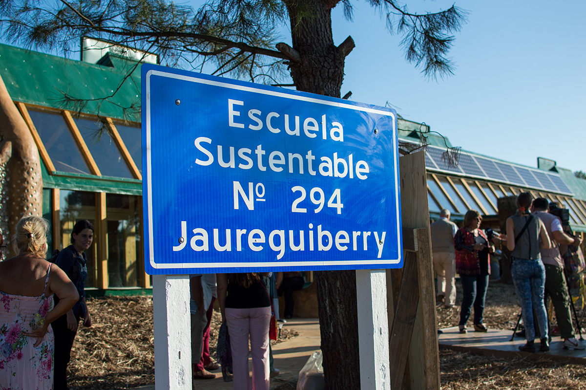 Cartel Vial que indica la existencia de la escuela Sustentable Nº 294 Jaureguiberry.