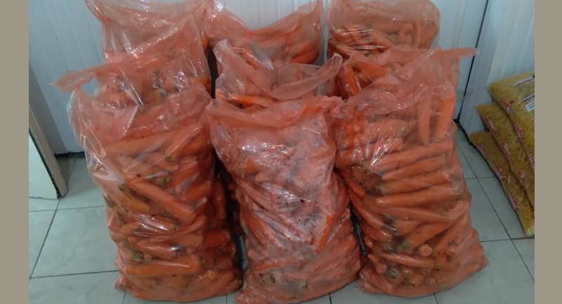 Bolsas llenas de zanahorias.