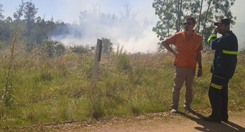 Foto ilustrativa del incendio de La Floresta - Costa Azul, CECOED y Bomberos planificando plan de acción para evitar la propagación del fuego.