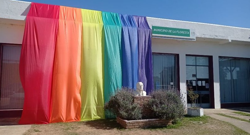 Foto de la fachada del Municipio La Floresta con la bandera gigante de la diversidad.